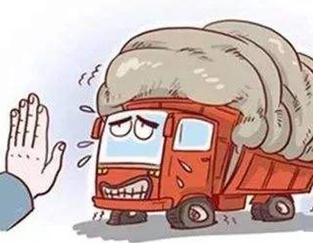 货车超载出车祸导致路面损毁，怎么担责，超载出事故保险赔吗