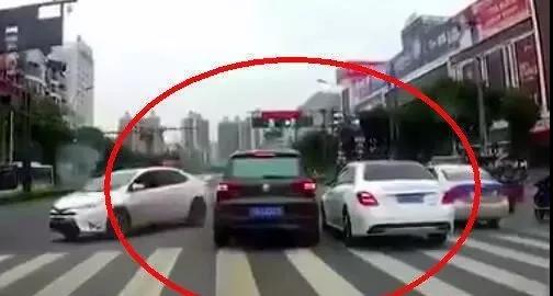 现场曝光!奔驰怒别途观，致途观撞护栏!谁的责任?10秒之前发生了什么?