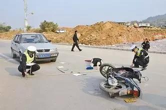 道路碎石引发交通事故，市政管理所应承担多少赔偿责任?