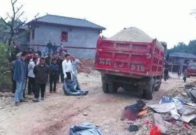 郑州交通事故赔偿律师：倒车撞人应承担什么责任?